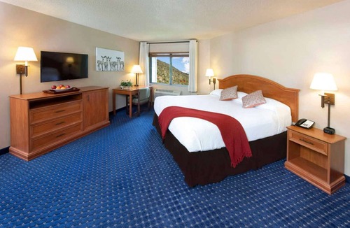 Glenwood Springs Hotel | Mountain Views + Indoor Waterpark & Free Breakfast
