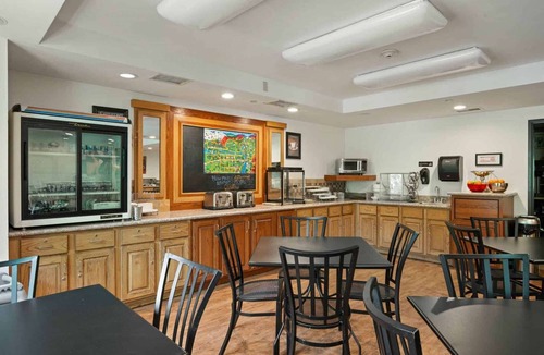 Glenwood Springs Hotel | Mountain Views + Indoor Waterpark & Free Breakfast
