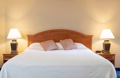 Glenwood Springs Hotel | Mountain Views + Indoor Waterpark & Free Breakfast