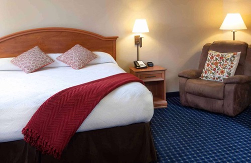 Glenwood Springs Hotel | Mountain Views + Indoor Waterpark & Free Breakfast