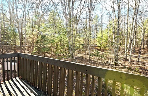 Lake Harmony Condo | Mountain Views, Waterfall Wanders & Wallet-Friendly Escapes