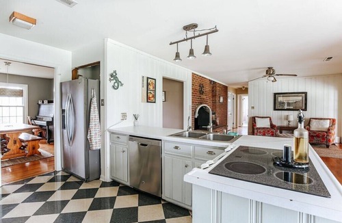Waynesboro House | Mountain Vista: Game Room + Views