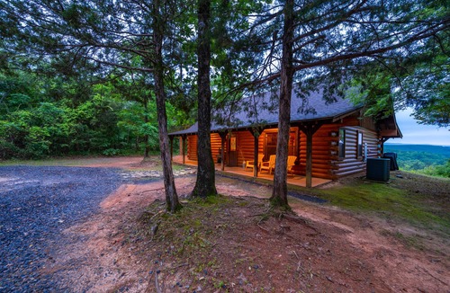 Smithville Cabin | Mountain Vista Retreat-Issi is secluded, with sunset views of the Kiamichi Mnts.