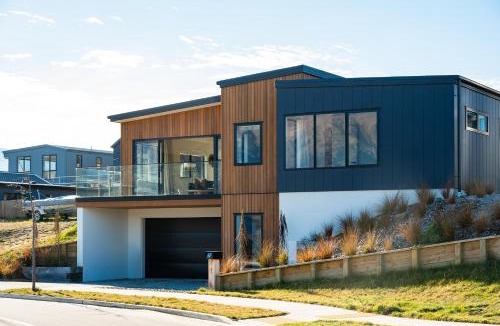 Kapiti Island House | Mountains on Clearview