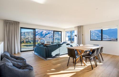 Kapiti Island House | Mountains on Clearview