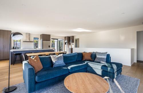 Kapiti Island House | Mountains on Clearview