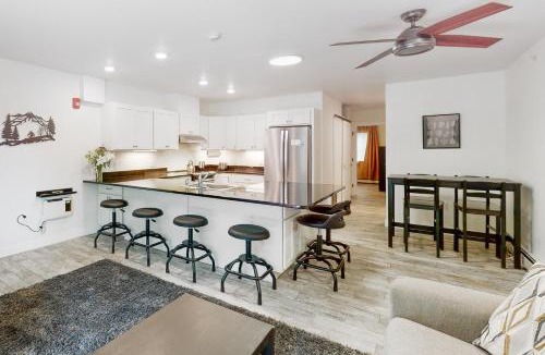 Warren Apartment | Mountainside 63