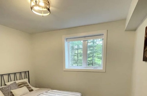 Mulgrave-et-Derry Cottage | Mountainside Lakefront Cottage/Home