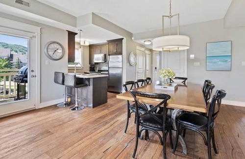 The Blue Mountains Condo | Mountainside Haven: Hot Tub + Steps to Blue