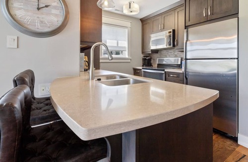 The Blue Mountains Condo | Mountainside Haven: Hot Tub + Steps to Blue