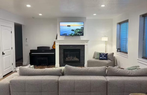 Pleasant View Apartment | Mountainside Golf Simulator