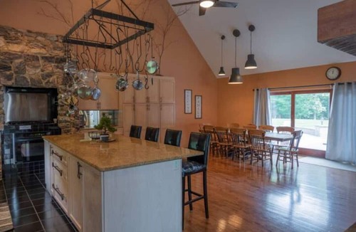 Elliottsburg Cabin | Mountaintop Cabin|Game Room|Pickleball