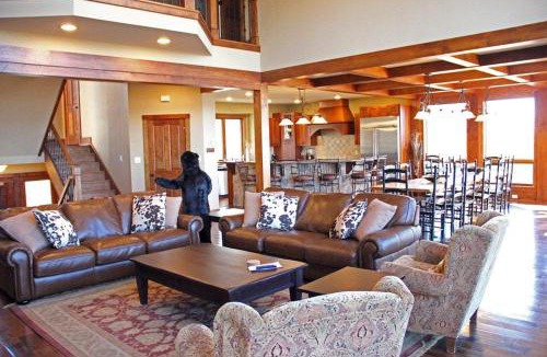 Nellysford House | Mountaintop Lodge with Wintergreen Advantage