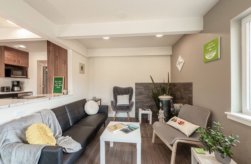 Green Mountain Falls Apartment | Mountainview apartment with private hot tub and dog-friendly perks