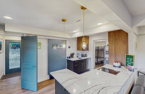 Green Mountain Falls Apartment | Mountainview apartment with private hot tub and dog-friendly perks