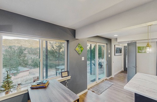 Green Mountain Falls Apartment | Mountainview apartment with private hot tub and dog-friendly perks