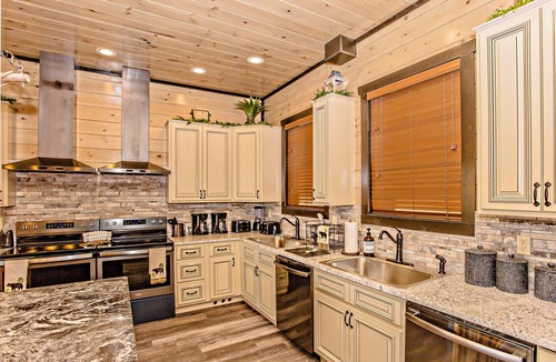 Pigeon Forge Cabin | MountainviewRetreat: MtnView, IndoorPool, HotTub, Wifi, Theater, Games, Resort Facilities