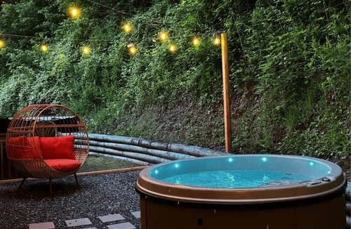 Waynesville Cabin | MountainViews|HotTub|FirePit|BBQ|EV Charger
