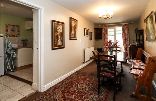 Winchcombe Cottage | MOUSE HOLE COTTAGE, pet friendly, with open fire in Winchcombe