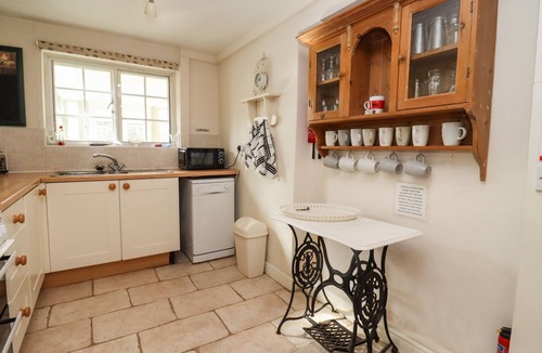Winchcombe Cottage | MOUSE HOLE COTTAGE, pet friendly, with open fire in Winchcombe