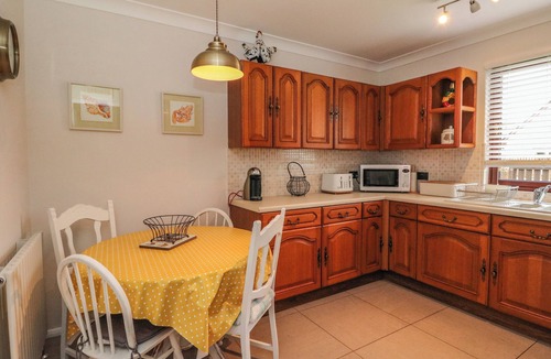 Lanark Cottage | MOUSEBANK, pet friendly, with a garden in Forth