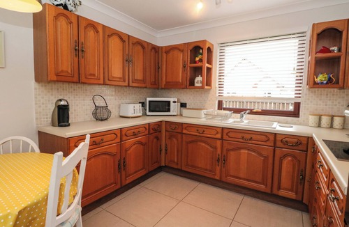 Lanark Cottage | MOUSEBANK, pet friendly, with a garden in Forth