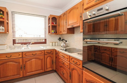 Lanark Cottage | MOUSEBANK, pet friendly, with a garden in Forth