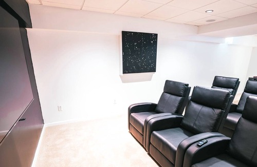 Lima House | Movie Room, Fire Pit, & Fully-Equipped Kitchen