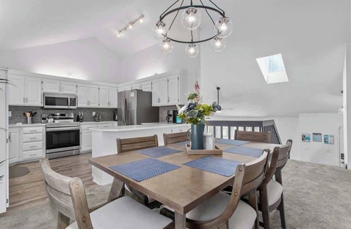 Olathe House | Movie Room + Pool Table | KC Getaway 3BR | FIFA!