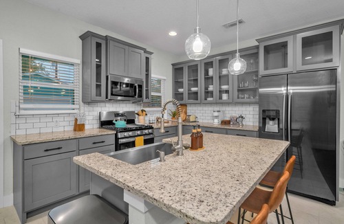 Highland Park House | MovieTheater - KING BED & 7 minutes to RiverWalk
