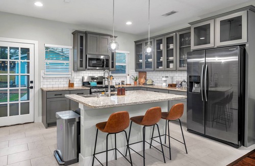 Highland Park House | MovieTheater - KING BED & 7 minutes to RiverWalk
