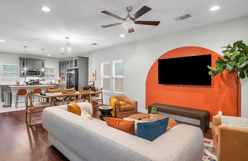 Highland Park House | MovieTheater - KING BED & 7 minutes to RiverWalk