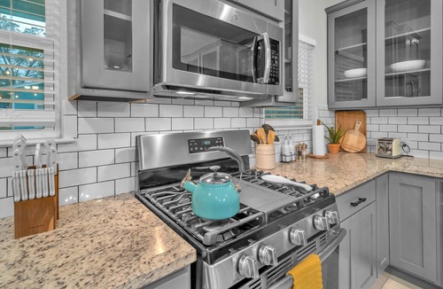 Highland Park House | MovieTheater - KING BED & 7 minutes to RiverWalk