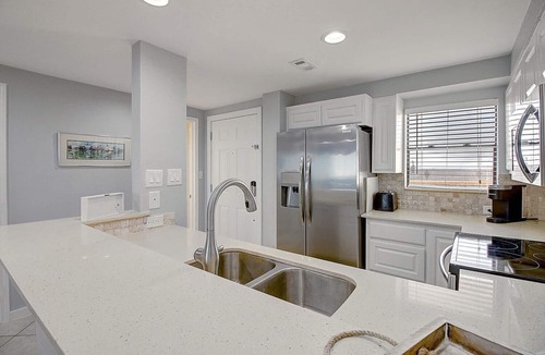 Port Aransas Condo | MP304 | 2BD Beachfront Paradise | Resort Pools