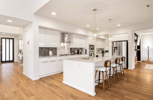 Maple Valley House | MP4: Luxurious Villa w pet shower