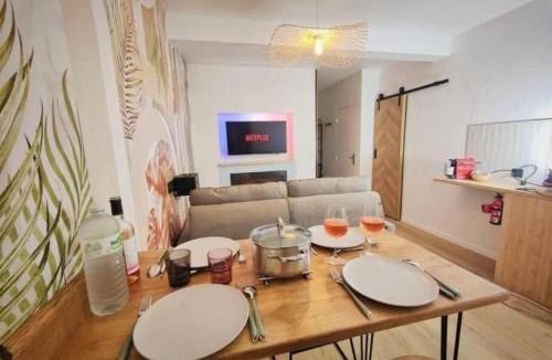 Cancale Apartment | MRODBNB - Appart Neuf - Aperçu Mer - 25m Plage & Resto - Ciné - cheminée - Popcorn