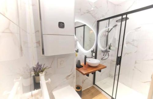 Cancale Apartment | MRODBNB - Appart Neuf - Aperçu Mer - 25m Plage & Resto - Ciné - cheminée - Popcorn
