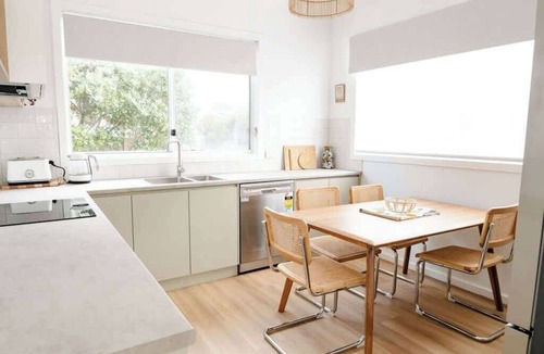 Port Campbell House | Mrs Darcys cottage Su