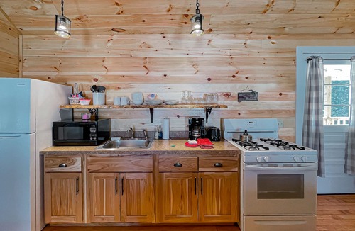 Meacham Cabin | Mrs. Otis's Cabin with Woodland View