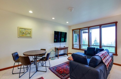 Whatcom County Apartment | Mt. Baker Lodging Ensuite 15 - Sleeps 6!
