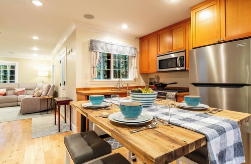 Warnick Cabin | Mt Baker Ski Base: Fast Wi-Fi & Comfy Living Areas