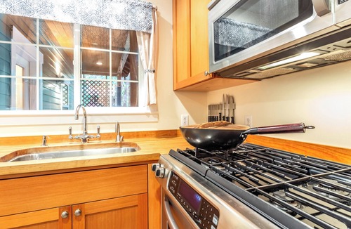 Warnick Cabin | Mt Baker Ski Base: Fast Wi-Fi & Comfy Living Areas