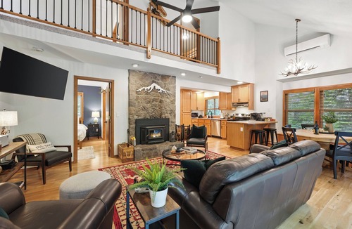 Rhododendron Cabin | Mt. Hood Cabin: Hot Tub, Backyard Creek, Trails, Sleeps 7 and Dogs OK