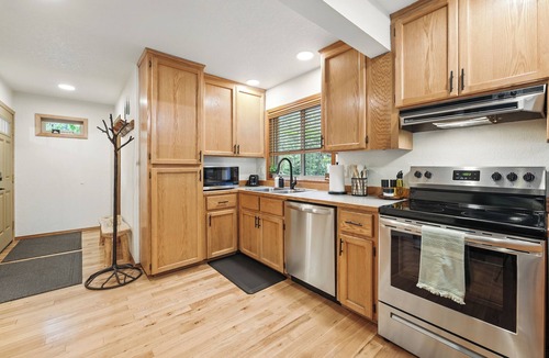 Rhododendron Cabin | Mt. Hood Cabin: Hot Tub, Backyard Creek, Trails, Sleeps 7 and Dogs OK