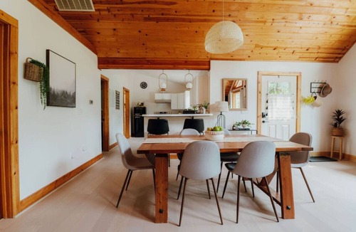 Packwood Cabin | Mt Rainier Cabin · Hot Tub + Sauna · Sleeps 8 · EV