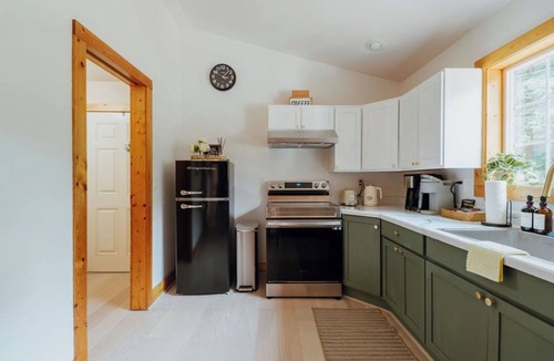 Packwood Cabin | Mt Rainier Cabin · Hot Tub + Sauna · Sleeps 8 · EV