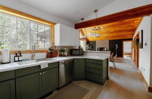 Packwood Cabin | Mt Rainier Cabin · Hot Tub + Sauna · Sleeps 8 · EV
