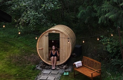 Packwood Cabin | Mt Rainier Cabin · Hot Tub + Sauna · Sleeps 8 · EV