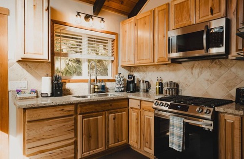 Paradise Estates Cabin | Mt Rainier Cabin- Waterfront/Hot Tub/EV/Firepit/AC