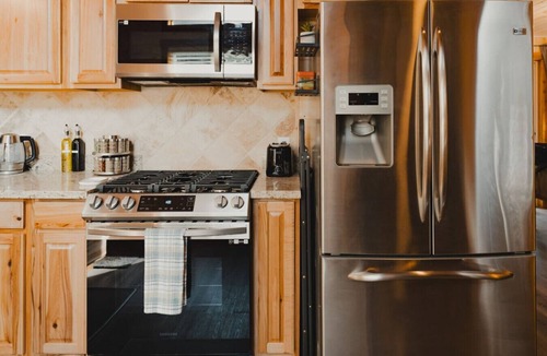 Paradise Estates Cabin | Mt Rainier Cabin- Waterfront/Hot Tub/EV/Firepit/AC